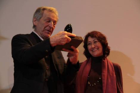 Costa Gavras recibe medalla de manos de Marina Stavenhagen